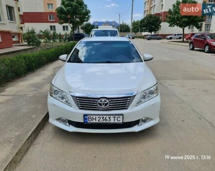 Белый Тойота Камри, объемом двигателя 2.5 л и пробегом 138 тыс. км за 13200 $, фото 1 на Automoto.ua