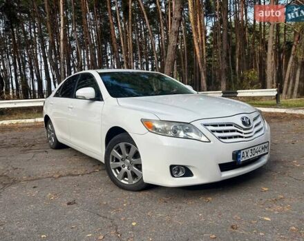 Белый Тойота Камри, объемом двигателя 2.36 л и пробегом 263 тыс. км за 10000 $, фото 1 на Automoto.ua