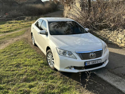 Белый Тойота Камри, объемом двигателя 2.5 л и пробегом 313 тыс. км за 13000 $, фото 1 на Automoto.ua