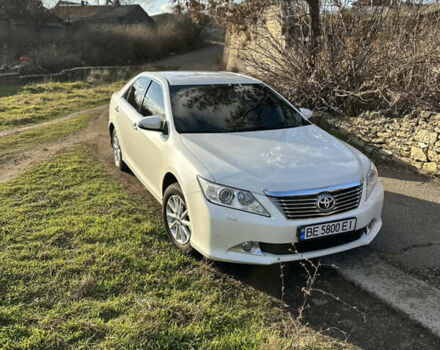 Белый Тойота Камри, объемом двигателя 2.5 л и пробегом 313 тыс. км за 13000 $, фото 1 на Automoto.ua