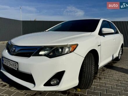 Белый Тойота Камри, объемом двигателя 2.5 л и пробегом 201 тыс. км за 12500 $, фото 1 на Automoto.ua