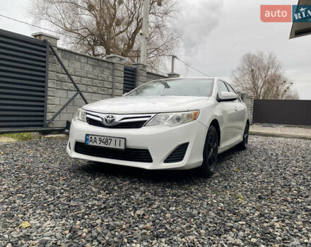Білий Тойота Камрі, об'ємом двигуна 2.5 л та пробігом 230 тис. км за 10000 $, фото 1 на Automoto.ua