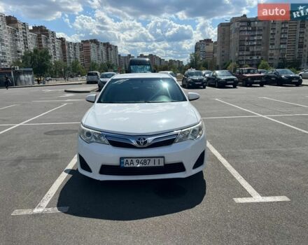 Белый Тойота Камри, объемом двигателя 2.49 л и пробегом 253 тыс. км за 10500 $, фото 1 на Automoto.ua