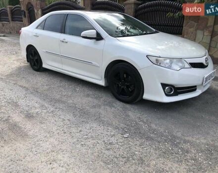 Белый Тойота Камри, объемом двигателя 2.5 л и пробегом 180 тыс. км за 10800 $, фото 1 на Automoto.ua