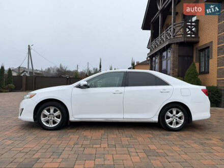 Белый Тойота Камри, объемом двигателя 2.5 л и пробегом 277 тыс. км за 10700 $, фото 1 на Automoto.ua
