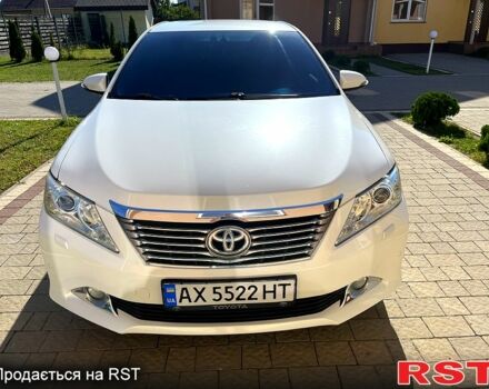 Белый Тойота Камри, объемом двигателя 2.5 л и пробегом 174 тыс. км за 15800 $, фото 1 на Automoto.ua