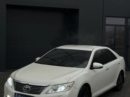 Білий Тойота Камрі, об'ємом двигуна 2.5 л та пробігом 190 тис. км за 13500 $, фото 1 на Automoto.ua