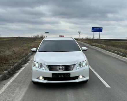 Белый Тойота Камри, объемом двигателя 2.5 л и пробегом 198 тыс. км за 13450 $, фото 1 на Automoto.ua