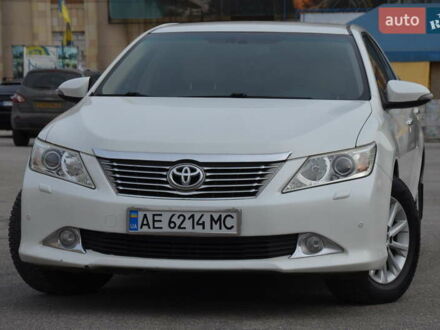 Белый Тойота Камри, объемом двигателя 2.5 л и пробегом 217 тыс. км за 15100 $, фото 1 на Automoto.ua