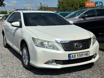 Белый Тойота Камри, объемом двигателя 2.5 л и пробегом 155 тыс. км за 13700 $, фото 1 на Automoto.ua