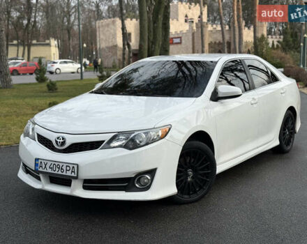 Белый Тойота Камри, объемом двигателя 2.5 л и пробегом 180 тыс. км за 10999 $, фото 1 на Automoto.ua