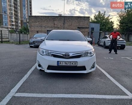 Белый Тойота Камри, объемом двигателя 2.49 л и пробегом 400 тыс. км за 11000 $, фото 1 на Automoto.ua