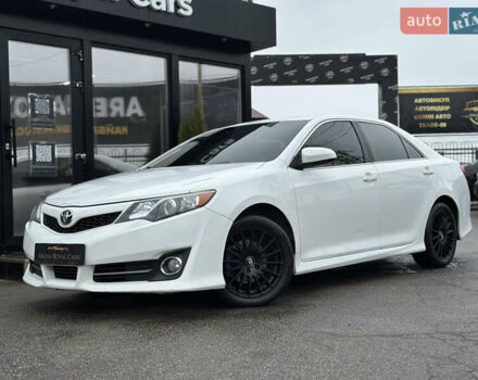 Белый Тойота Камри, объемом двигателя 2.5 л и пробегом 180 тыс. км за 11400 $, фото 1 на Automoto.ua