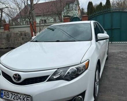 Белый Тойота Камри, объемом двигателя 2.5 л и пробегом 240 тыс. км за 12400 $, фото 1 на Automoto.ua
