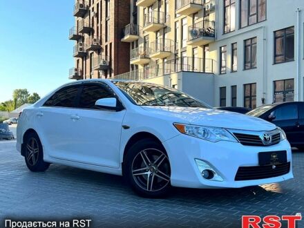 Белый Тойота Камри, объемом двигателя 2.5 л и пробегом 150 тыс. км за 10500 $, фото 1 на Automoto.ua