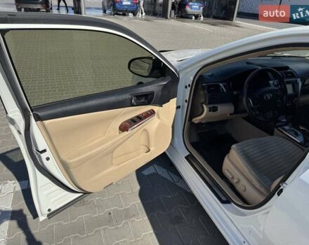 Білий Тойота Камрі, об'ємом двигуна 2.5 л та пробігом 135 тис. км за 16600 $, фото 1 на Automoto.ua