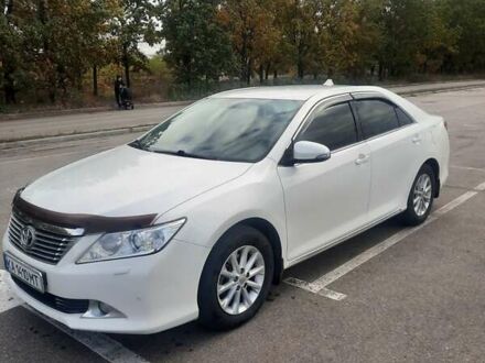 Белый Тойота Камри, объемом двигателя 2.5 л и пробегом 249 тыс. км за 13950 $, фото 1 на Automoto.ua