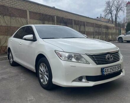 Белый Тойота Камри, объемом двигателя 2.49 л и пробегом 230 тыс. км за 12000 $, фото 1 на Automoto.ua