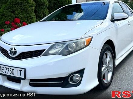 Білий Тойота Камрі, об'ємом двигуна 2.5 л та пробігом 200 тис. км за 10000 $, фото 1 на Automoto.ua