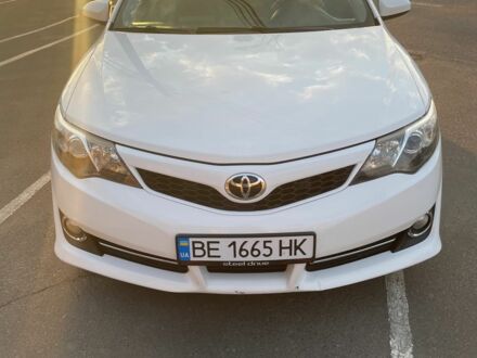 Белый Тойота Камри, объемом двигателя 2.5 л и пробегом 150 тыс. км за 12700 $, фото 1 на Automoto.ua