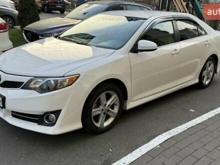 Белый Тойота Камри, объемом двигателя 2.49 л и пробегом 225 тыс. км за 12300 $, фото 1 на Automoto.ua