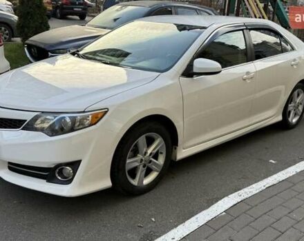 Белый Тойота Камри, объемом двигателя 2.49 л и пробегом 225 тыс. км за 12300 $, фото 1 на Automoto.ua