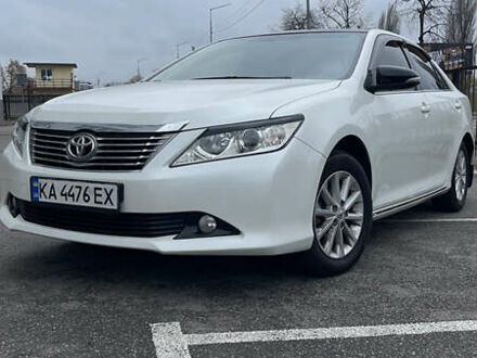 Белый Тойота Камри, объемом двигателя 2.5 л и пробегом 212 тыс. км за 14800 $, фото 1 на Automoto.ua