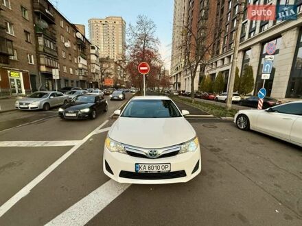 Белый Тойота Камри, объемом двигателя 2.5 л и пробегом 250 тыс. км за 11000 $, фото 1 на Automoto.ua