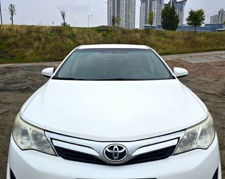 Белый Тойота Камри, объемом двигателя 2.5 л и пробегом 242 тыс. км за 10299 $, фото 1 на Automoto.ua