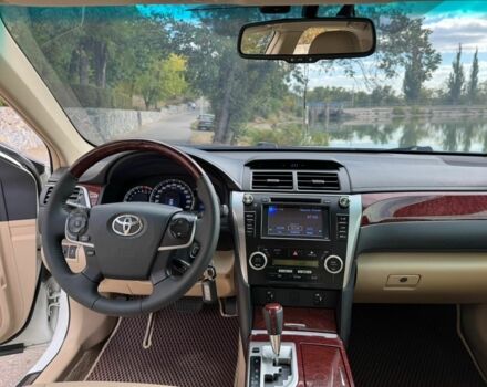 Белый Тойота Камри, объемом двигателя 2.5 л и пробегом 250 тыс. км за 13990 $, фото 1 на Automoto.ua