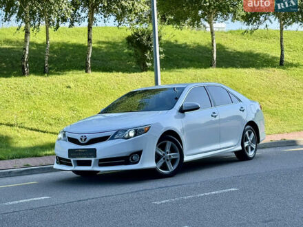 Белый Тойота Камри, объемом двигателя 2.5 л и пробегом 247 тыс. км за 10650 $, фото 1 на Automoto.ua
