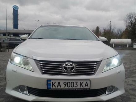Белый Тойота Камри, объемом двигателя 2.5 л и пробегом 235 тыс. км за 13200 $, фото 1 на Automoto.ua