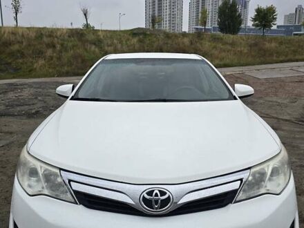 Білий Тойота Камрі, об'ємом двигуна 2.5 л та пробігом 242 тис. км за 10700 $, фото 1 на Automoto.ua