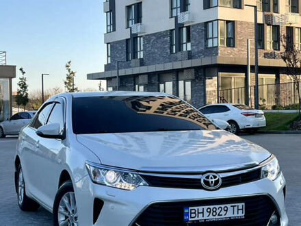 Белый Тойота Камри, объемом двигателя 2.49 л и пробегом 230 тыс. км за 14800 $, фото 1 на Automoto.ua
