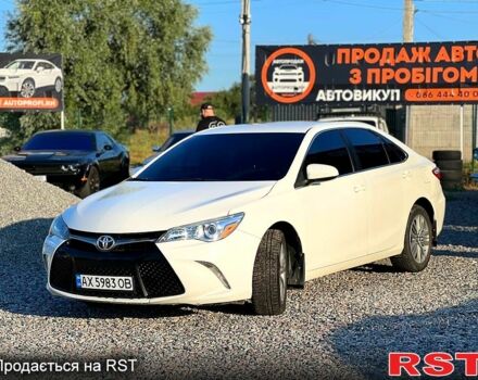 Белый Тойота Камри, объемом двигателя 2.5 л и пробегом 135 тыс. км за 10700 $, фото 1 на Automoto.ua