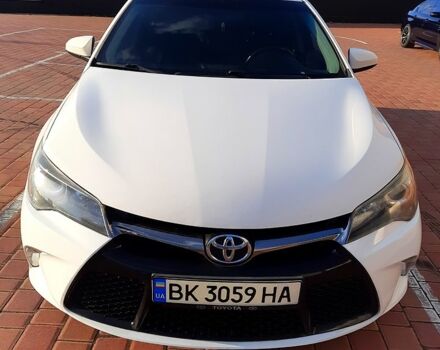 Белый Тойота Камри, объемом двигателя 2.5 л и пробегом 13900 тыс. км за 12100 $, фото 1 на Automoto.ua