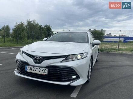 Тойота Камри 2019 в Киеве на Automoto.ua Белый Тойота Камри, объемом двигателя 2.4 л и пробегом 74 тыс. км за 24900 $, фото 1 на Automoto.ua