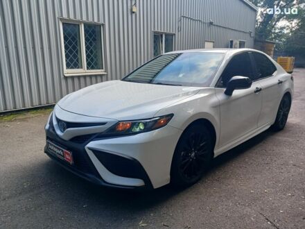 Тойота Камри 2021 в Киеве на Automoto.ua Белый Тойота Камри, объемом двигателя 2.5 л и пробегом 31 тыс. км за 26990 $, фото 1 на Automoto.ua