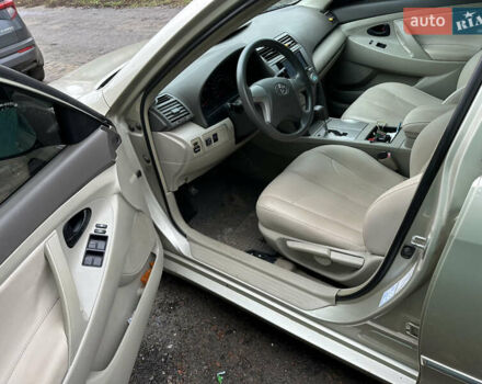 Бежевий Тойота Камрі, об'ємом двигуна 2.4 л та пробігом 230 тис. км за 7700 $, фото 4 на Automoto.ua
