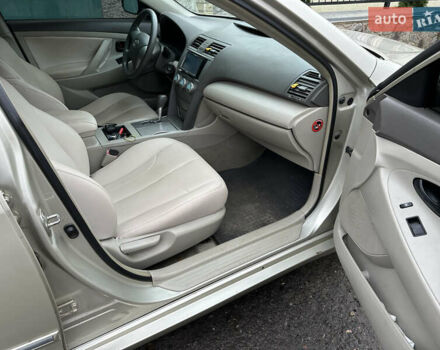 Бежевий Тойота Камрі, об'ємом двигуна 2.4 л та пробігом 230 тис. км за 7700 $, фото 2 на Automoto.ua