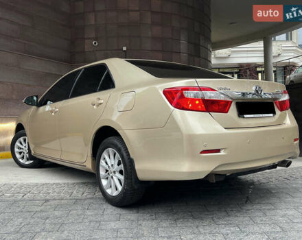 Бежевий Тойота Камрі, об'ємом двигуна 2.5 л та пробігом 247 тис. км за 12350 $, фото 1 на Automoto.ua