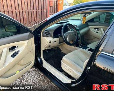 Чорний Тойота Камрі, об'ємом двигуна 2.4 л та пробігом 380 тис. км за 7499 $, фото 1 на Automoto.ua