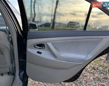 Чорний Тойота Камрі, об'ємом двигуна 2.4 л та пробігом 297 тис. км за 7999 $, фото 29 на Automoto.ua