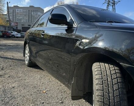 Чорний Тойота Камрі, об'ємом двигуна 2.4 л та пробігом 251 тис. км за 8899 $, фото 2 на Automoto.ua