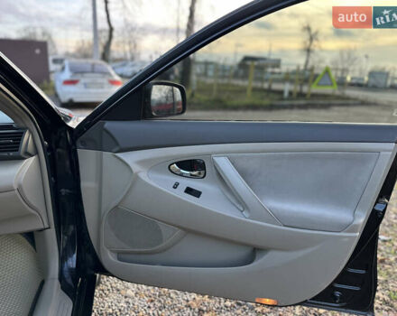 Чорний Тойота Камрі, об'ємом двигуна 2.4 л та пробігом 297 тис. км за 7999 $, фото 36 на Automoto.ua