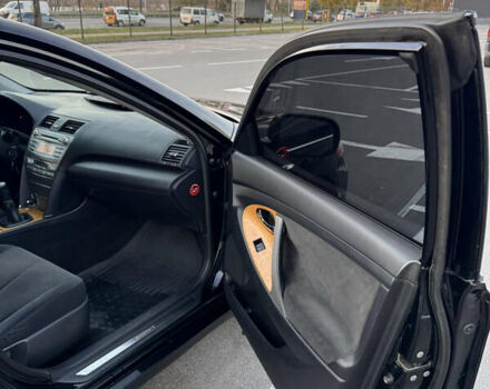 Черный Тойота Камри, объемом двигателя 2.4 л и пробегом 330 тыс. км за 9500 $, фото 18 на Automoto.ua