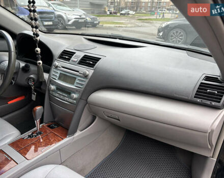 Черный Тойота Камри, объемом двигателя 3.5 л и пробегом 255 тыс. км за 9900 $, фото 13 на Automoto.ua