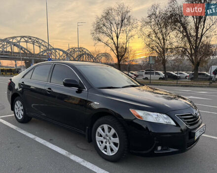 Черный Тойота Камри, объемом двигателя 2.4 л и пробегом 330 тыс. км за 9500 $, фото 1 на Automoto.ua