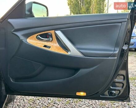 Черный Тойота Камри, объемом двигателя 2.4 л и пробегом 197 тыс. км за 8100 $, фото 32 на Automoto.ua