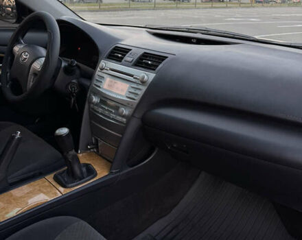 Черный Тойота Камри, объемом двигателя 2.4 л и пробегом 330 тыс. км за 9500 $, фото 20 на Automoto.ua